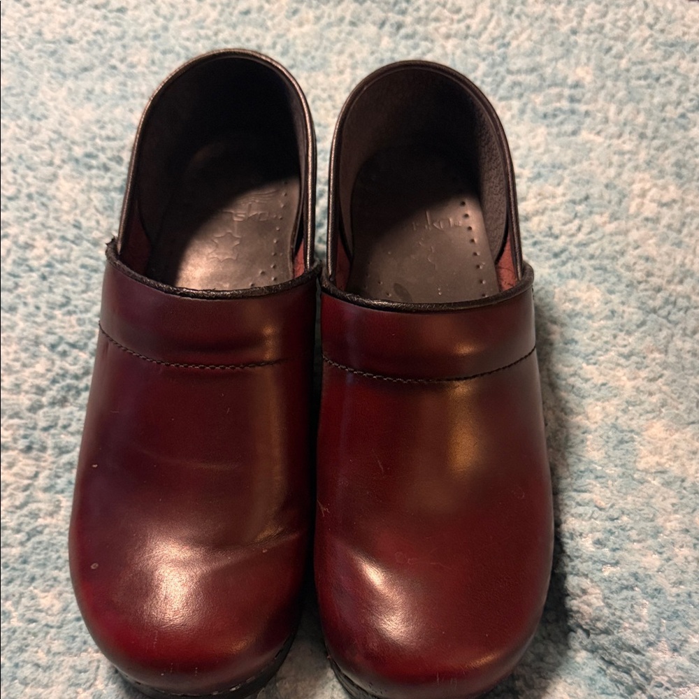 Women’s  Burgundy Leather Clogs